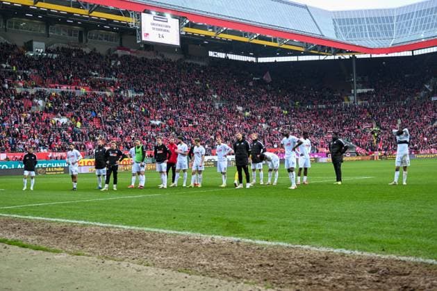 2 Bundesliga 1 FC Kaiserslautern VfL Osnabrück on 10 03 2024 at Fritz Walter Stadion in Kaiserslautern The VfL Osnabrück team unhappy after the defeat MT