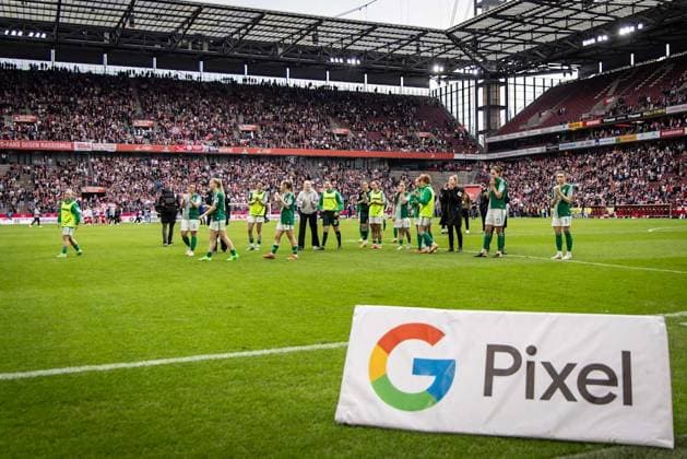 GOOGLE PIXEL Frauen Bundesliga 1 FC Köln SV Werder Bremen 10 03 2024 SV Werder Bremen Frauen thank their fans GOOGLE PIXEL Frauen Bundesliga 1 FC Köln SV Werder Bremen 10 03 2024, Matchday 15, on 10 03 2024 at RheinEnergie Stadion in Cologne DFL REGULATIONS PROHIBIT ANY USE OF PHOTOGRAPHS AS IMAGE SEQUENCES AND OR QUASI VIDEO Copyright: xBEAUTIFULxSPORTS LeahxKohringx