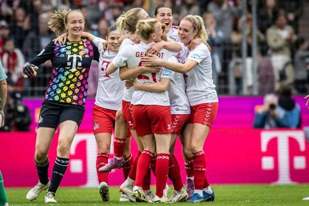 GOOGLE PIXEL Womens Bundesliga 1 FC Köln SV Werder Bremen 10 03 2024 Celebrating the victory with the decisive goal by Carlotta Wamser 1 FC Köln, 30 GOOGLE PIXEL Womens Bundesliga 1 FC Köln SV Werder Bremen 10 03 2024, Matchday 15, on 10 03 2024 at RheinEnergie Stadion in Cologne DFL REGULATIONS PROHIBIT ANY USE OF PHOTOGRAPHS AS IMAGE SEQUENCES AND OR QUASI VIDEO Copyright: xBEAUTIFULxSPORTS LeahxKohringx