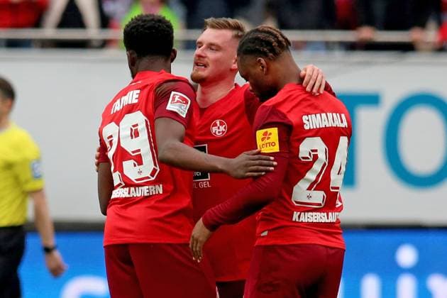 10 03 2024, xmohx, Fußball 2 Bundesliga, 1 FC Kaiserslautern VfL Osnabrück emspor, v l Jubel Freude über über den Sieg bei Richmond Tachie 1 FC Kaiserslautern Ba Muaka Simakala 1 FC Kaiserslautern Marlon Ritter 1 FC Kaiserslautern DFL DFB REGULATIONS PROHIBIT ANY USE OF PHOTOGRAPHS as IMAGE SEQUENCES and or QUASI VIDEO Kaiserslautern