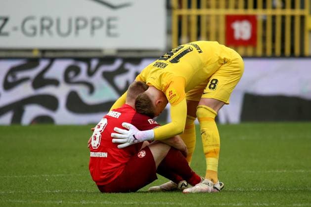 10 03 2024, xmohx, Fußball 2 Bundesliga, 1 FC Kaiserslautern VfL Osnabrück emspor, v l Jubel Freude über über den Sieg bei Jean Zimmer 1 FC Kaiserslautern Julian Krahl 1 FC Kaiserslautern DFL DFB REGULATIONS PROHIBIT ANY USE OF PHOTOGRAPHS as IMAGE SEQUENCES and or QUASI VIDEO Kaiserslautern