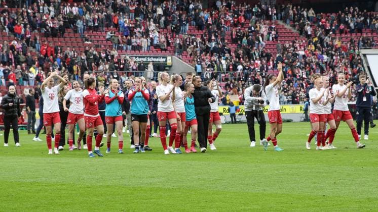 v li Players of 1 FC Köln celebrating the victory, joy about the won match , THE DFB GUIDELINES PROHIBIT ANY USE OF PHOTOGRAPHS AS IMAGE SEQUENCES AND OR QUASI VIDEO , 10 03 2024, Köln Germany , Soccer, Google Pixel Women Bundesliga, 1 FC Köln SV Werder Bremen xobx