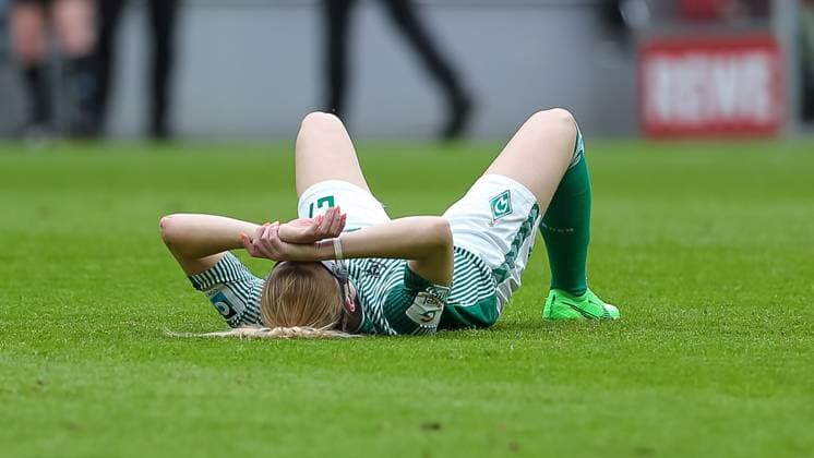 v li Nina Lührßen SV Werder Bremen, 27 lies on the ground after the final whistle, final whistle, disappointed about the defeat, disappointment after the final whistle, final whistle, highlight, loser, lost, frustration, pessimistic, THE DFB GUIDELINES PROHIBIT ANY USE OF PHOTOGRAPHS AS IMAGE SEQUENCES AND OR QUASI VIDEO DFB REGULATIONS PROHIBIT ANY USE OF PHOTOGRAPHS AS IMAGE SEQUENCES AND OR QUASI VIDEO , 10 03 2024, Cologne Germany , Football, Google Pixel Women Bundesliga, 1 FC Köln SV Werder Bremen xobx