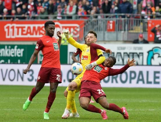 Soccer 2 Bundesliga Season 2023 24 Kaiserslautern Fritz Walter Stadion 10 03 2024 1 FC Kaiserslautern fck VfL Osnabrück os 3 2 ,Goalkeeper Philipp KUEHN VfL Osnabrück , mi, Richmond TACHIE 1 FC Kaiserslautern , li, Ba Muaka Chance SIMAKALA 1 FC Kaiserslautern Soccer 2 Bundesliga 1 FC Kaiserslautern