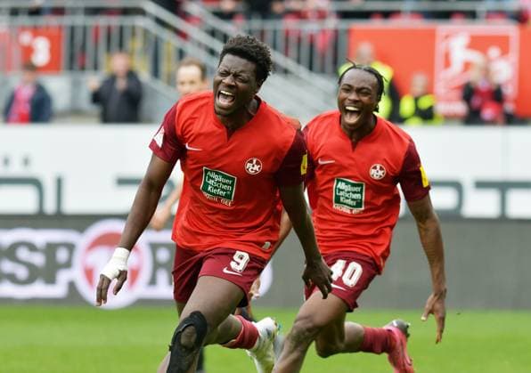 Soccer 2 Bundesliga Season 2023 24 Kaiserslautern Fritz Walter Stadion 10 03 2024 1 FC Kaiserslautern fck VfL Osnabrück os 3 2 Ragnar ACHE 1 FC Kaiserslautern , after the 3 2, behind Dickson ABIAMA 1 FC Kaiserslautern Soccer 2 Bundesliga 1 FC Kaiserslautern