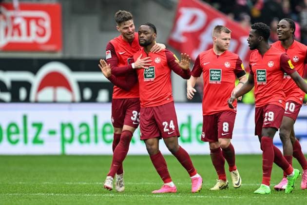 2 Bundesliga 1 FC Kaiserslautern VfL Osnabrück on 10 03 2024 at Fritz Walter Stadion in Kaiserslautern Ba Muaka Simakala Kaiserslautern celebrates cautiously after his goal to 2 2 with Jan Elvedi Kaiserslautern MT