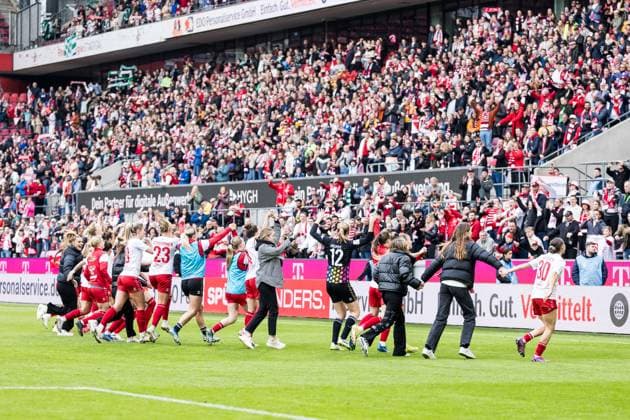 GOOGLE PIXEL Womens Bundesliga 1 FC Köln SV Werder Bremen 10 03 2024 The players of 1 FC Köln celebrate the victory with the fans GOOGLE PIXEL Womens Bundesliga 1 FC Köln SV Werder Bremen, Cologne, RheinEnergieStadion on 10 03 2024 DFB REGULATIONS PROHIBIT ANY USE OF PHOTOGRAPHS AS IMAGE SEQUENCES AND OR QUASI VIDEO Copyright: xBEAUTIFULxSPORTS Wunderlx