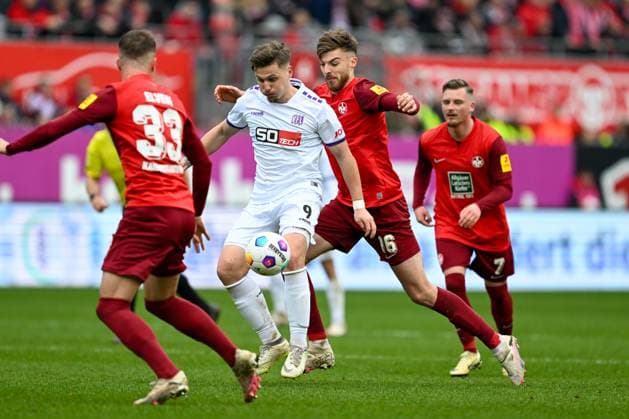 2 Bundesliga 1 FC Kaiserslautern VfL Osnabrück on 10 03 2024 at Fritz Walter Stadion in Kaiserslautern Erik Engelhardt Osnabrueck in a tackle against Julian Niehues Kaiserslautern MT