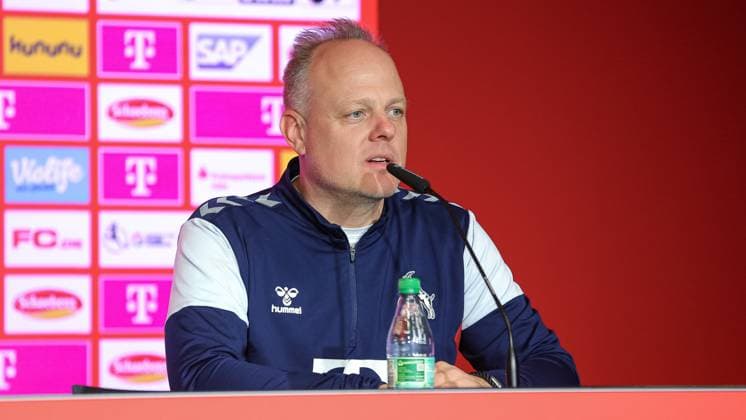 v li Daniel Weber coach, 1 FC Köln during the press conference, THE DFB GUIDELINES PROHIBIT ANY USE OF PHOTOGRAPHS AS IMAGE SEQUENCES AND OR QUASI VIDEO DFB REGULATIONS PROHIBIT ANY USE OF PHOTOGRAPHS AS IMAGE SEQUENCES AND OR QUASI VIDEO , 10 03 2024, Köln Germany , Football, Google Pixel Women Bundesliga, 1 FC Köln SV Werder Bremen xobx