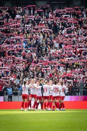 GOOGLE PIXEL Womens Bundesliga 1 FC Köln SV Werder Bremen 10 03 2024 Before kick-off in front of the Südkurve The team of 1 FC Köln Womens GOOGLE PIXEL Womens Bundesliga 1 FC Köln SV Werder Bremen 10 03 2024, Matchday 15, on 10 03 2024 at RheinEnergie Stadion in Cologne DFL REGULATIONS PROHIBIT ANY USE OF PHOTOGRAPHS AS IMAGE SEQUENCES AND OR QUASI VIDEO Copyright: xBEAUTIFULxSPORTS LeahxKohringx