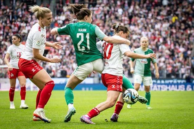 GOOGLE PIXEL Womens Bundesliga 1 FC Köln SV Werder Bremen 10 03 2024 Chiara Hahn SV Werder Bremen, 21 and Carlotta Wamser 1 FC Köln, 30 GOOGLE PIXEL Womens Bundesliga 1 FC Köln SV Werder Bremen 10 03 2024, Matchday 15, on 10 03 2024 at RheinEnergie Stadium in Cologne DFL REGULATIONS PROHIBIT ANY USE OF PHOTOGRAPHS AS IMAGE SEQUENCES AND OR QUASI VIDEO Copyright: xBEAUTIFULxSPORTS LeahxKohringx