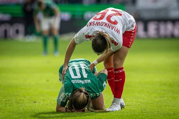 GOOGLE PIXEL Women Bundesliga 1 FC Köln SV Werder Bremen 10 03 2024 Martyn Wiankowska 1 FC Köln, 26 takes care of Tuana Mahmoud SV Werder Bremen after a foul 10 GOOGLE PIXEL Women Bundesliga 1 FC Köln SV Werder Bremen 10 03 2024, Matchday 15, on 10 03 2024 at RheinEnergie Stadion in Cologne DFL REGULATIONS PROHIBIT ANY USE OF PHOTOGRAPHS AS IMAGE SEQUENCES AND OR QUASI VIDEO Copyright: xBEAUTIFULxSPORTS LeahxKohringx