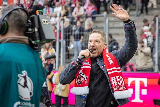 GOOGLE PIXEL Womens Bundesliga 1 FC Köln SV Werder Bremen 10 03 2024 Music act before the match Die Höhner with their singer Patrick Lück GOOGLE PIXEL Womens Bundesliga 1 FC Köln SV Werder Bremen 10 03 2024, Matchday 15, on 10 03 2024 at RheinEnergie Stadion in Cologne DFL REGULATIONS PROHIBIT ANY USE OF PHOTOGRAPHS AS IMAGE SEQUENCES AND OR QUASI VIDEO Copyright: xBEAUTIFULxSPORTS LeahxKohringx