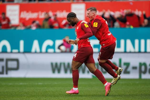 Ba Muaka Chance Simakala 1 FC Kaiserslautern celebrates the goal to 2 2 with Marlon Ritter 1 FC Kaiserslautern , 1 FC Kaiserslautern vs VFL Osnabrueck, Soccer, 2 Bundesliga, Season 2023 2024, 10 03 2024 1 FC Kaiserslautern vs VFL Osnabrueck, Soccer, 2 Bundesliga, Season 2023 2024, 10 03 2024 Kaiserslautern Copyright: xEibner-Pressefoto AlexanderxNeisx EP_ANS