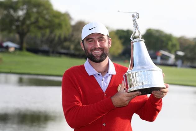 ORLANDO, FL - MARCH 10: PGA, Golf Herren golfer Scottie Scheffler poses with the trophy and in the red cardigan sweater after winning the Arnold Palmer Invitational presented by MasterCard at the Arnold Palmer s Bay Hill Club & Lodge on March 10, 2024, in Orlando, Florida. (Photo by Brian Spurlock Icon Sportswire) GOLF: MAR 10 PGA Arnold Palmer Invitational presented by Mastercard EDITORIAL USE ONLY Icon24031037