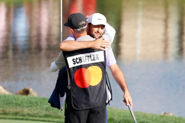 ORLANDO, FL - MARCH 10: PGA, Golf Herren golfer Scottie Scheffler hugs his caddie Ted Scott after winning the Arnold Palmer Invitational presented by MasterCard at the Arnold Palmer s Bay Hill Club & Lodge on March 10, 2024, in Orlando, Florida. (Photo by Brian Spurlock Icon Sportswire) GOLF: MAR 10 PGA Arnold Palmer Invitational presented by Mastercard EDITORIAL USE ONLY Icon24031054