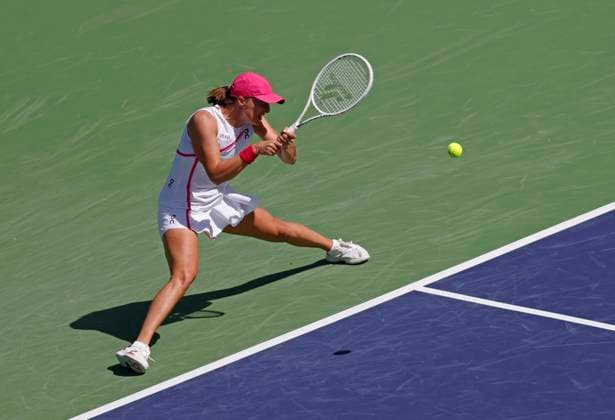 March 10, 2024 Iga Swiatek of Poland returns a shot against Linda Noskova of the Czech Republic during the BNP Paribas Open in Indian Wells, CA. CSM Indian Wells United States of America - ZUMAc04_ 20240310_zma_c04_087 Copyright: xCharlesxBausx