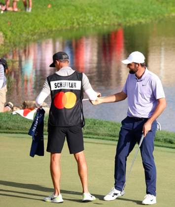 ORLANDO, FL - MARCH 10: PGA, Golf Herren golfer Scottie Scheffler celebrates with his caddie Ted Scott after winning the Arnold Palmer Invitational presented by MasterCard at the Arnold Palmer s Bay Hill Club & Lodge on March 10, 2024, in Orlando, Florida. (Photo by Brian Spurlock Icon Sportswire) GOLF: MAR 10 PGA Arnold Palmer Invitational presented by Mastercard EDITORIAL USE ONLY Icon24031057