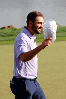 ORLANDO, FL - MARCH 10: PGA, Golf Herren golfer Scottie Scheffler tips his hat to the fans after winning the Arnold Palmer Invitational presented by MasterCard at the Arnold Palmer s Bay Hill Club & Lodge on March 10, 2024, in Orlando, Florida. (Photo by Brian Spurlock Icon Sportswire) GOLF: MAR 10 PGA Arnold Palmer Invitational presented by Mastercard EDITORIAL USE ONLY Icon24031061