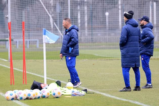 DEU, DFL, 2 FBL Hertha BSC, Training, 11 03 2024, Sportforum, Berlin, DEU, DFL, 2 FBL Hertha BSC, Training, im Bild Cheftrainer Pal Dardai Hertha BSC Berlin , Hertha Eckfahne DFL regulations prohibit any use of Photographs as image sequences and or quasi video Foto Juergen Engler nordphoto GmbH nordphotoxGmbHx xEngler nph00076