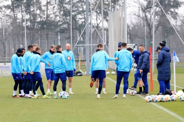 DEU, DFL, 2 FBL Hertha BSC, Training, 11 03 2024, Sportforum, Berlin, DEU, DFL, 2 FBL Hertha BSC, Training, im Bild Cheftrainer Pal Dardai Hertha BSC Berlin , Hertha Spielerkreis DFL regulations prohibit any use of Photographs as image sequences and or quasi video Foto Juergen Engler nordphoto GmbH nordphotoxGmbHx xEngler nph00076