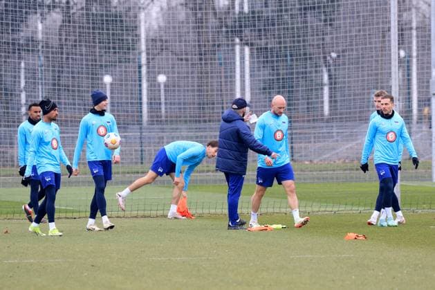 DEU, DFL, 2 FBL Hertha BSC, Training, 11 03 2024, Sportforum, Berlin, DEU, DFL, 2 FBL Hertha BSC, Training, im Bild Hertha Spielerkreis, Co Trainer Admir Hamzagic Hertha BSC Berlin , Toni Leistner Hertha BSC Berlin 37 DFL regulations prohibit any use of Photographs as image sequences and or quasi video Foto Juergen Engler nordphoto GmbH nordphotoxGmbHx xEngler nph00076