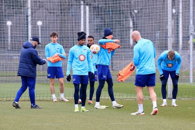 DEU, DFL, 2 FBL Hertha BSC, Training, 11 03 2024, Sportforum, Berlin, DEU, DFL, 2 FBL Hertha BSC, Training, im Bild Hertha Spielerkreis, Co Trainer Admir Hamzagic Hertha BSC Berlin , Toni Leistner Hertha BSC Berlin 37 , Jeremy Dudziak Hertha BSC Berlin 19 DFL regulations prohibit any use of Photographs as image sequences and or quasi video Foto Juergen Engler nordphoto GmbH nordphotoxGmbHx xEngler nph00076