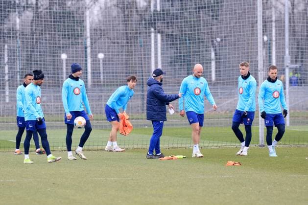 DEU, DFL, 2 FBL Hertha BSC, Training, 11 03 2024, Sportforum, Berlin, DEU, DFL, 2 FBL Hertha BSC, Training, im Bild Hertha Spielerkreis, Co Trainer Admir Hamzagic Hertha BSC Berlin , Toni Leistner Hertha BSC Berlin 37 DFL regulations prohibit any use of Photographs as image sequences and or quasi video Foto Juergen Engler nordphoto GmbH nordphotoxGmbHx xEngler nph00076