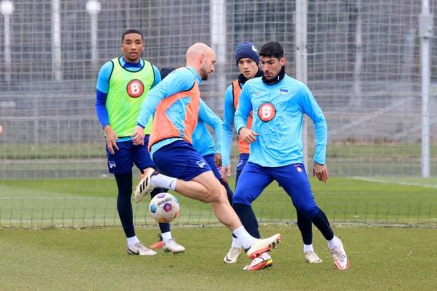 DEU, DFL, 2 FBL Hertha BSC, Training, 11 03 2024, Sportforum, Berlin, DEU, DFL, 2 FBL Hertha BSC, Training, im Bild Toni Leistner Hertha BSC Berlin 37 , Andreas Bouchalakis Hertha BSC Berlin 5 , Hertha Spielerkreis DFL regulations prohibit any use of Photographs as image sequences and or quasi video Foto Juergen Engler nordphoto GmbH nordphotoxGmbHx xEngler nph00076
