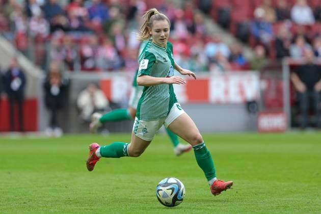 v li Michelle Weiß SV Werder Bremen, 8 on the ball, single image, full body, action, action, game scene, THE DFB GUIDELINES PROHIBIT ANY USE OF PHOTOGRAPHS AS IMAGE SEQUENCES AND OR QUASI VIDEO DFB REGULATIONS PROHIBIT ANY USE OF PHOTOGRAPHS AS IMAGE SEQUENCES AND OR QUASI VIDEO , 10 03 2024, Cologne Germany , Football, Google Pixel Womens Bundesliga, 1 FC Köln SV Werder Bremen xobx