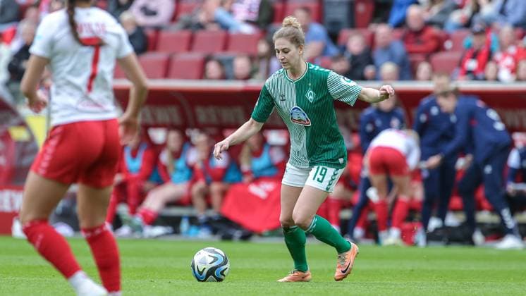 from left Saskia Matheis SV Werder Bremen, 19 on the ball, single image, full body, action, action, game scene, THE DFB GUIDELINES PROHIBIT ANY USE OF PHOTOGRAPHS AS IMAGE SEQUENCES AND OR QUASI VIDEO DFB REGULATIONS PROHIBIT ANY USE OF PHOTOGRAPHS AS IMAGE SEQUENCES AND OR QUASI VIDEO , 10 03 2024, Cologne Germany , Football, Google Pixel Women Bundesliga, 1 FC Köln SV Werder Bremen xobx