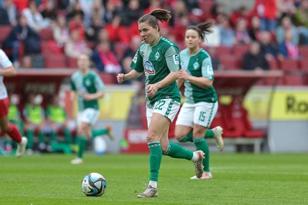 from left Rieke Dieckmann SV Werder Bremen, 22 on the ball, single image, full body, action, action, match scene, THE DFB GUIDELINES PROHIBIT ANY USE OF PHOTOGRAPHS AS IMAGE SEQUENCES AND OR QUASI VIDEO DFB REGULATIONS PROHIBIT ANY USE OF PHOTOGRAPHS AS IMAGE SEQUENCES AND OR QUASI VIDEO , 10 03 2024, Cologne Germany , Football, Google Pixel Women Bundesliga, 1 FC Köln SV Werder Bremen xobx