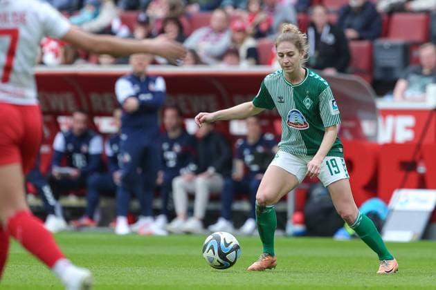 from left Saskia Matheis SV Werder Bremen, 19 on the ball, single image, full body, action, action, game scene, THE DFB GUIDELINES PROHIBIT ANY USE OF PHOTOGRAPHS AS IMAGE SEQUENCES AND OR QUASI VIDEO DFB REGULATIONS PROHIBIT ANY USE OF PHOTOGRAPHS AS IMAGE SEQUENCES AND OR QUASI VIDEO , 10 03 2024, Cologne Germany , Football, Google Pixel Women Bundesliga, 1 FC Köln SV Werder Bremen xobx