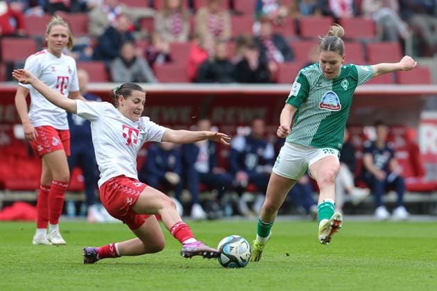 from left Carlotta Wamser 1 FC Köln, 30 and Juliane Wirtz SV Werder Bremen, 28 in a duel, dynamic, action, action, game scene, THE DFB GUIDELINES PROHIBIT ANY USE OF PHOTOGRAPHS AS IMAGE SEQUENCES AND OR QUASI VIDEO DFB REGULATIONS PROHIBIT ANY USE OF PHOTOGRAPHS AS IMAGE SEQUENCES AND OR QUASI VIDEO , 10 03 2024, Cologne Germany , Football, Google Pixel Womens Bundesliga, 1 FC Köln SV Werder Bremen xobx