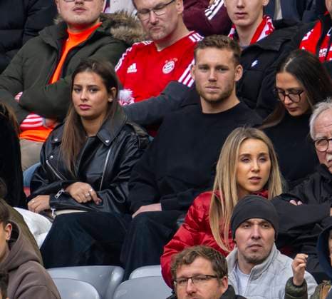 09 03 2024, Soccer 1 Bundesliga 2023 2024, 25 Matchday, FC Bayern Munich 1 FSV Mainz 05, at Allianz Arena Munich Goalkeeper Daniel Peretz FC Bayern Munich with girlfriend Noa Kirel DFL and DFB regulations prohibit any use of photographs as image sequences and or quasi video
