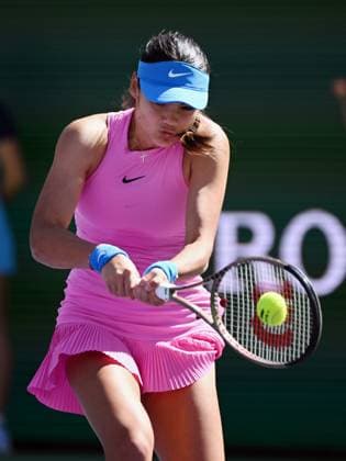 INDIAN WELLS, CA - MARCH 11: Emma Raducanu (GBR) returns the ball during a WTA, Tennis Damen tennis match played on March 11, 2024 during the BNP Paribas Open played at the Indian Wells Tennis Garden in Indian Wells, CA. (Photo by John Cordes Icon Sportswire) TENNIS: MAR 11 BNP Paribas Open EDITORIAL USE ONLY Icon506240311107