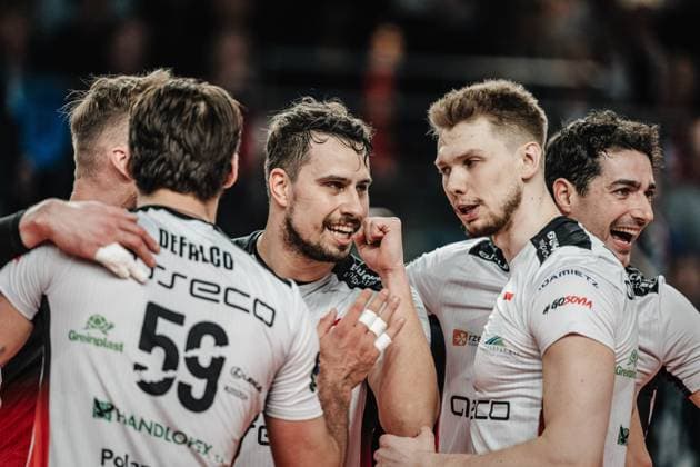 Volleyball Men Season 2023 2024 CEV Volleyball Cup 2024 Final SVG Lüneburg GER vs Asseco Resovia Rzeszow POL 12 03 2024 Asseco Resovia Rzeszow cheering, in the middle Fabian Drzyzga 11, Asseco Resovia Rzeszow Lüneburg LKH Arena Niedersachsen Germany