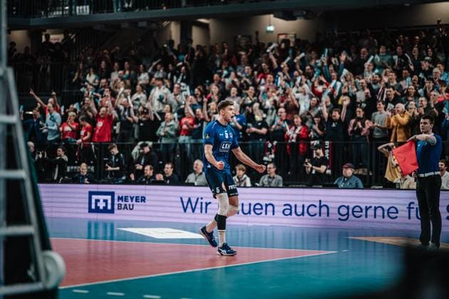 Volleyball Men Season 2023 2024 CEV Volleyball Cup 2024 Final SVG Lüneburg GER vs Asseco Resovia Rzeszow POL 12 03 2024 Erik Johannes Röhrs 5, SVG Lüneburg cheers Lüneburg LKH Arena Niedersachsen Germany