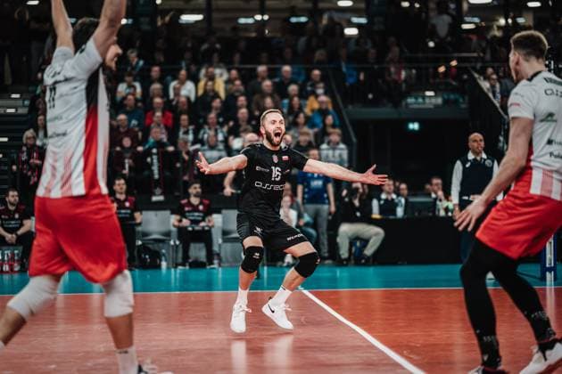 Volleyball Men Season 2023 2024 CEV Volleyball Cup 2024 Final SVG Lüneburg GER vs Asseco Resovia Rzeszow POL 12 03 2024 Pawel Zatorski 16, Asseco Resovia Rzeszow cheers Lüneburg LKH Arena Niedersachsen Germany
