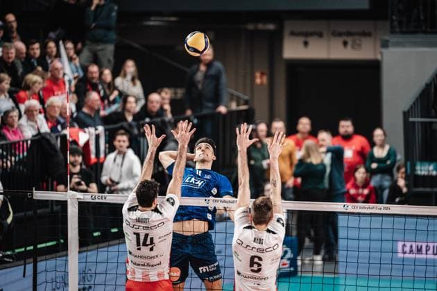 Volleyball Men Season 2023 2024 CEV Volleyball Cup 2024 Final SVG Lüneburg GER vs Asseco Resovia Rzeszow POL 12 03 2024 Xander Wolf Wassenaar Ketrzynski 11, SVG Lüneburg at the attack Lüneburg LKH Arena Niedersachsen Germany