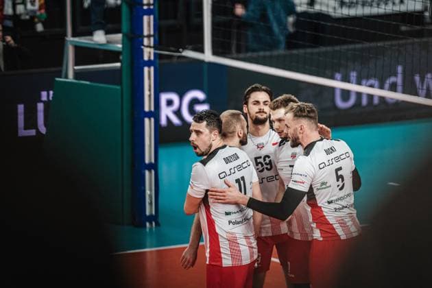 Volleyball Men Season 2023 2024 CEV Volleyball Cup 2024 Final SVG Lüneburg GER vs Asseco Resovia Rzeszow POL 12 03 2024 left Fabian Drzyzga 11, Asseco Resovia Rzeszow cheers with his team Lüneburg LKH Arena Niedersachsen Germany