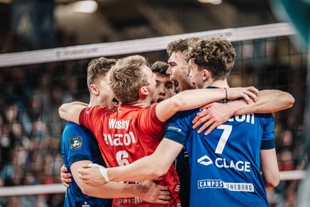 Volleyball Men Season 2023 2024 CEV Volleyball Cup 2024 Final SVG Lüneburg GER vs Asseco Resovia Rzeszow POL 12 03 2024 The SVG Lüneburg team cheers Lüneburg LKH Arena Niedersachsen Germany