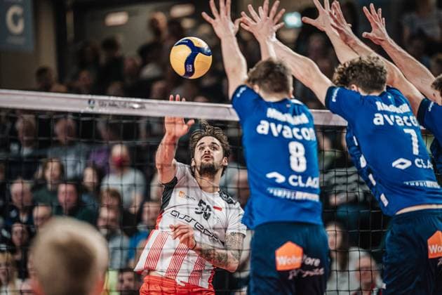 Volleyball Men Season 2023 2024 CEV Volleyball Cup 2024 Final SVG Lüneburg GER vs Asseco Resovia Rzeszow POL 12 03 2024 Torey TJ Defalco 59, Asseco Resovia Rzeszow gets stuck in the Lüneburg block during the attack Lüneburg LKH Arena Niedersachsen Germany