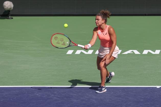 INDIAN WELLS, CA - MARCH 12: Jasmine Paolini (ITA) hits a forehand during the BNP Paribas Open on March 12, 2024 at Indian Wells Tennis Garden in Indian Wells, CA. (Photo by George Walker Icon Sportswire) TENNIS: MAR 12 BNP Paribas Open EDITORIAL USE ONLY Icon240312015
