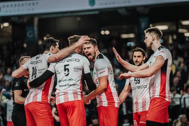 Volleyball Men Season 2023 2024 CEV Volleyball Cup 2024 Final SVG Lüneburg GER vs Asseco Resovia Rzeszow POL 12 03 2024 Cheers for Asseco Resovia Rzeszow, in the middle Fabian Drzyzga 11, Asseco Resovia Rzeszow Lüneburg LKH Arena Niedersachsen Germany