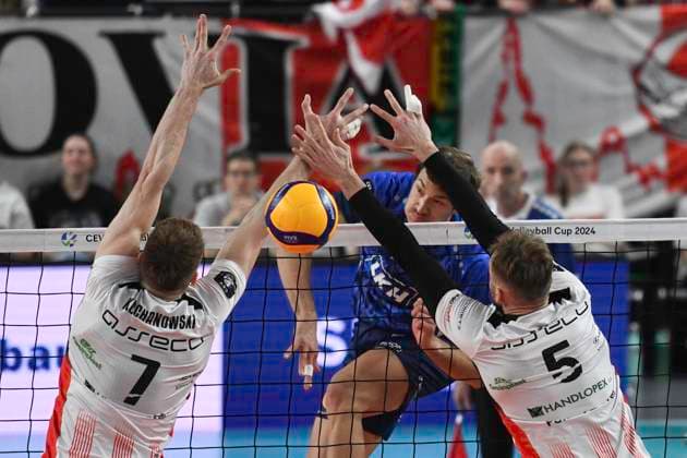 GER CEV Cup SVG Lueneburg vs Asseco Resovia Rzeszow 12 03 2024, LKH Arena, Lueneburg, GER CEV Cup, SVG Lueneburg GER vs Asseco Resovia Rzeszow POL , in the picture Matthew Knigge Lueneburg 13 tries to assert himself against Jakub Kochanowski Resovia 07 and Jakub Bucki Resovia 05 nordphotoxGmbH xWitke nph00002