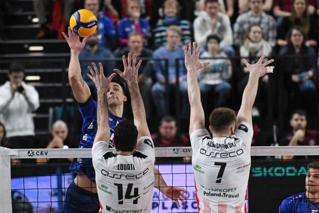 GER CEV Cup SVG Lueneburg vs Asseco Resovia Rzeszow 12 03 2024, LKH Arena, Lueneburg, GER CEV Cup, SVG Lueneburg GER vs Asseco Resovia Rzeszow POL , in the picture Xander Ketrzynski Lueneburg 11 tries to assert himself against Yacine Louati Resovia 14 and Jakub Kochanowski Resovia 07 nordphotoxGmbH xWitke nph00002