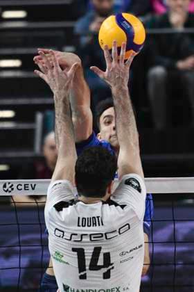 GER CEV Cup SVG Lueneburg vs Asseco Resovia Rzeszow 12 03 2024, LKH Arena, Lueneburg, GER CEV Cup, SVG Lueneburg GER vs Asseco Resovia Rzeszow POL , in the picture Xander Ketrzynski Lueneburg 11 tries to assert himself against Yacine Louati Resovia 14 nordphotoxGmbH xWitke nph00002