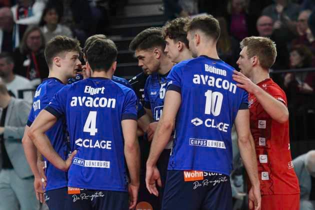 GER CEV Cup SVG Lueneburg vs Asseco Resovia Rzeszow 12 03 2024, LKH Arena, Lueneburg, GER CEV Cup, SVG Lueneburg GER vs Asseco Resovia Rzeszow POL , in the picture the Lueneburg team lets the heads hang down nordphotoxGmbH xWitke nph00002