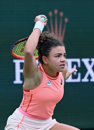 INDIAN WELLS, CA - MARCH 12: Jasmine Paolini (ITA) looks down court after hitting the ball during a WTA, Tennis Damen tennis match played on March 12, 2024 during the BNP Paribas Open played at the Indian Wells Tennis Garden in Indian Wells, CA. (Photo by John Cordes Icon Sportswire) TENNIS: MAR 12 BNP Paribas Open EDITORIAL USE ONLY Icon506240312004